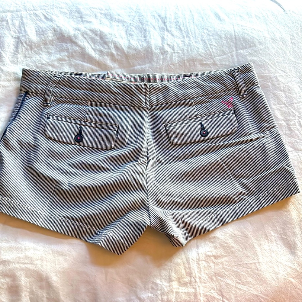 American Eagle pinstripe shorts
Women’s size 10 Navy blue/white